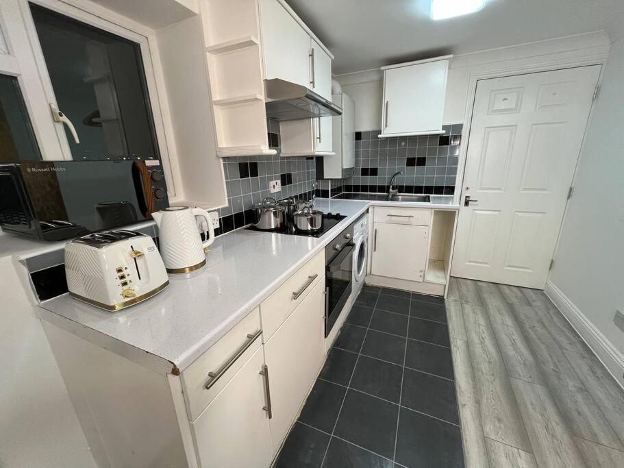 Modern & Stylish Haven In Heart Of London Apartment Екстериор снимка