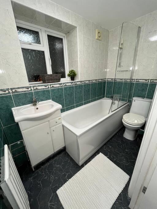 Modern & Stylish Haven In Heart Of London Apartment Екстериор снимка
