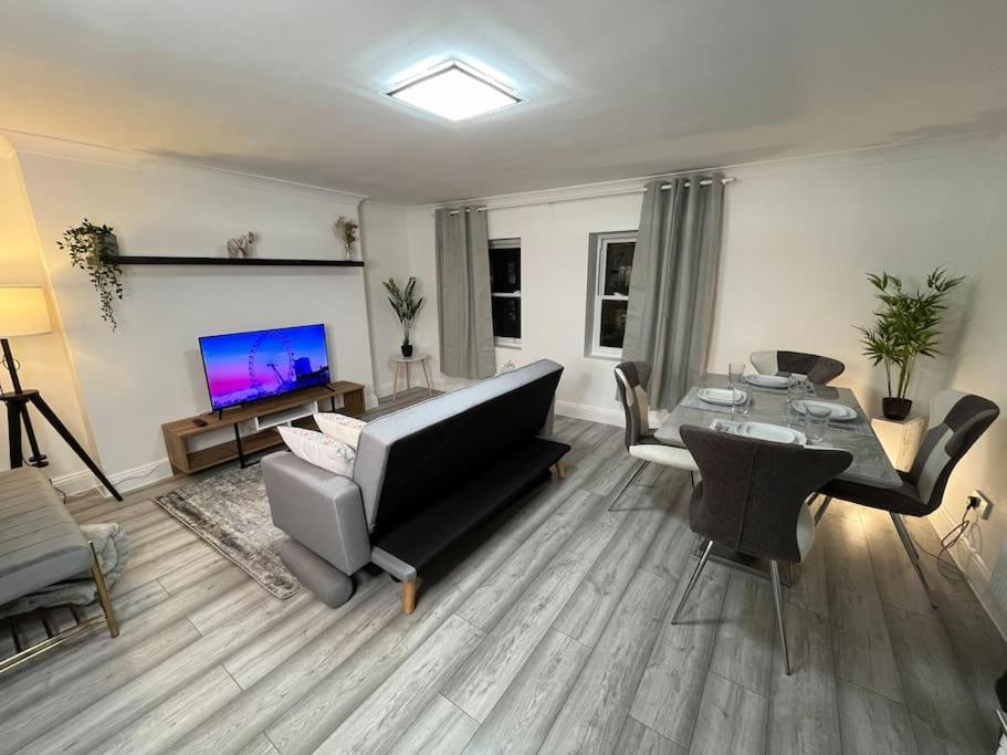Modern & Stylish Haven In Heart Of London Apartment Екстериор снимка