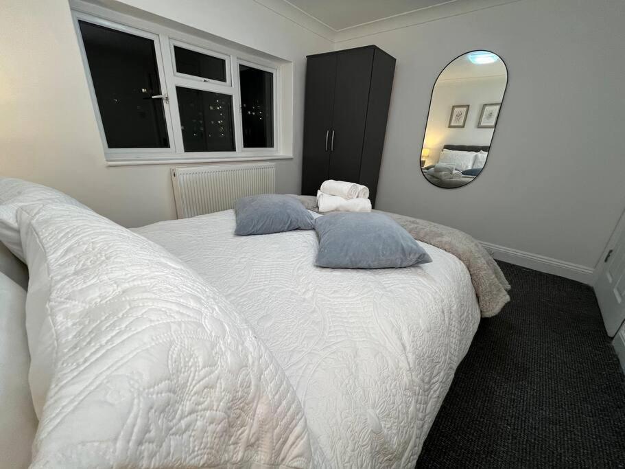 Modern & Stylish Haven In Heart Of London Apartment Екстериор снимка
