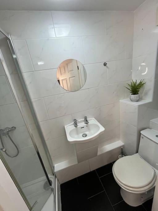 Modern & Stylish Haven In Heart Of London Apartment Екстериор снимка