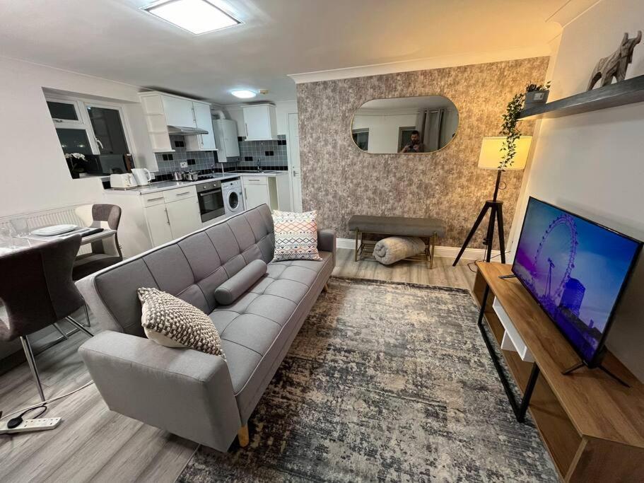 Modern & Stylish Haven In Heart Of London Apartment Екстериор снимка